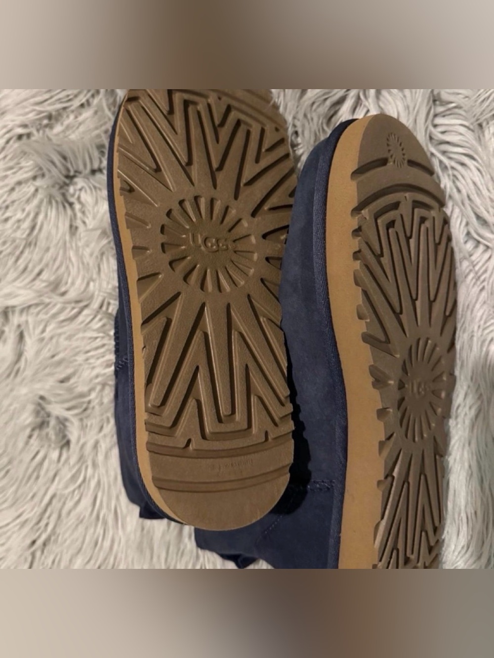 UGG - Picture 3 of 3
